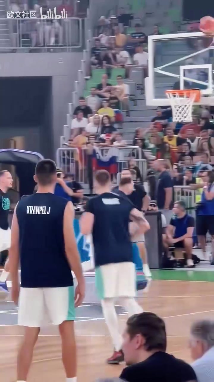 這就是特訓(xùn)的成果嗎東契奇賽前訓(xùn)練上演單臂暴扣