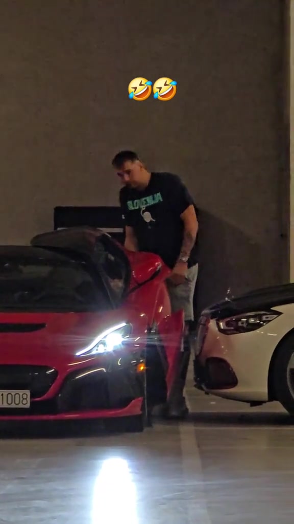 比賽結(jié)束后盧卡無法進(jìn)入他的新車這讓他很惱火