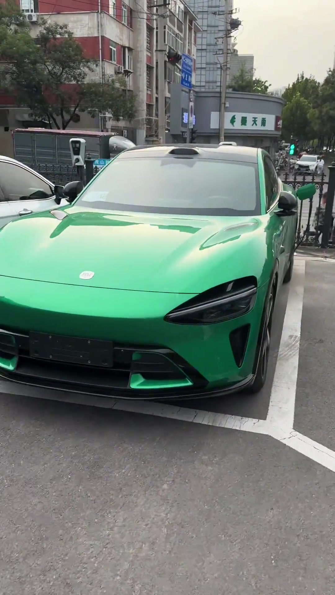 給軟妹子按反方向的鐘?網(wǎng)紅足球博主董老廝帶你體驗(yàn)?zāi)腥说目鞓? title=