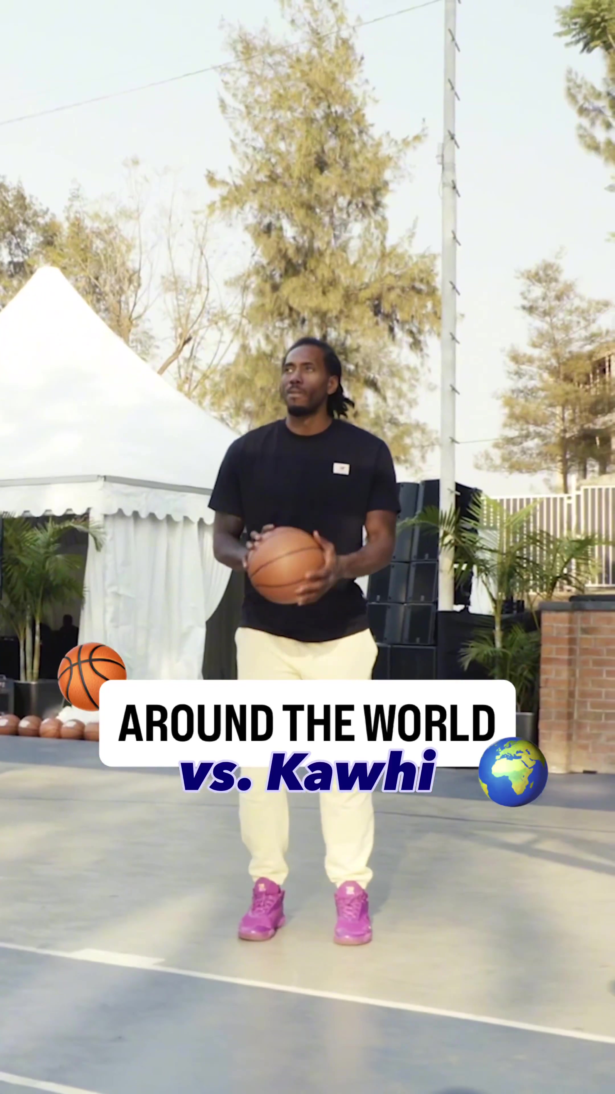 小卡盧旺達(dá)之行與小球迷比拼投籃機(jī)器人笑得很開心