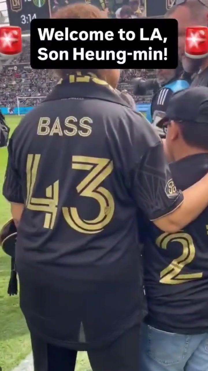 牌面拉滿了洛杉磯市長凱倫巴斯歡迎孫興慜的到來