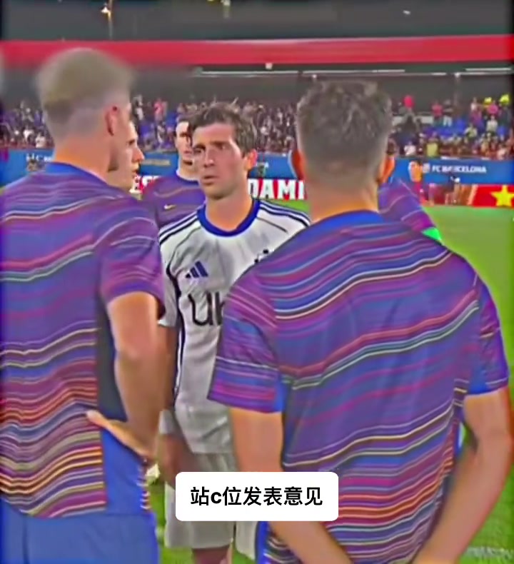巴薩球員圍著科莫的老友羅貝托閑聊羅貝托把最好的自己給了巴薩