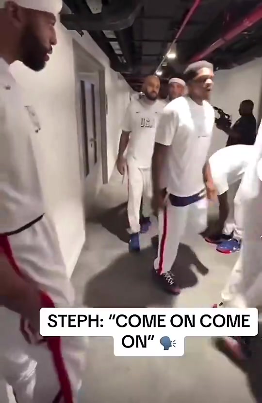 去年夏天美國(guó)男籃出場(chǎng)時(shí)濃眉在球員通道等候詹姆斯一起走