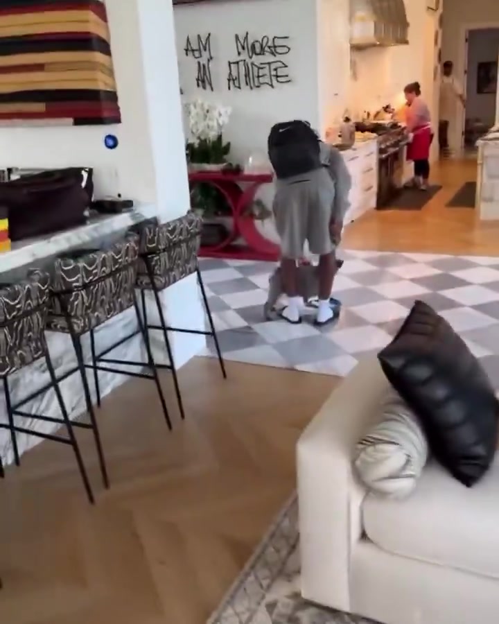 逗比老爹布萊斯剛回到家詹姆斯狂笑歡迎大學(xué)生回來了