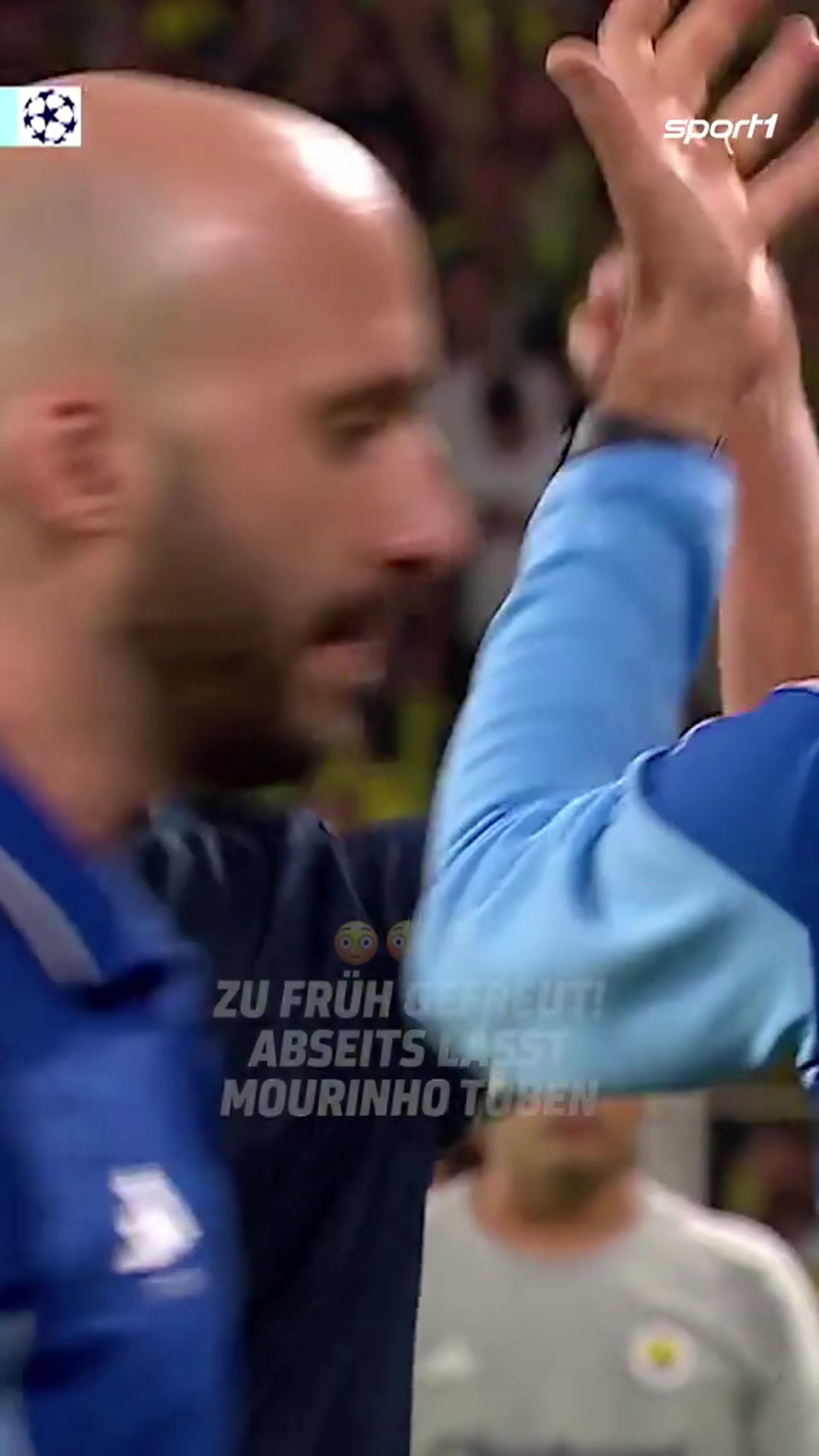 心理戰(zhàn)穆帥在裁判等VAR時(shí)提前舉手慶祝進(jìn)球被取消后一臉懵圈