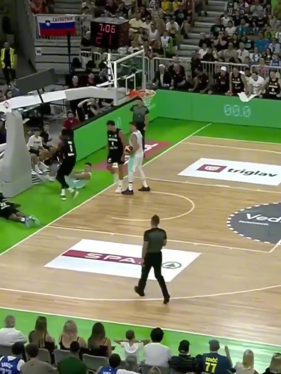 斯洛文尼亞與德國(guó)隊(duì)熱身賽東契奇與德國(guó)球員起沖突