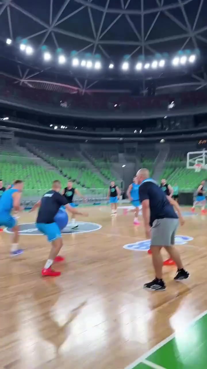 小胖子會玩東契奇帶斯洛文尼亞隊友用瑜伽球訓(xùn)練