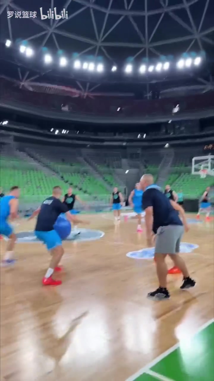 快成瘦子了東契奇輕松備戰(zhàn)歐錦賽與隊友玩起了瑜伽球疊羅漢