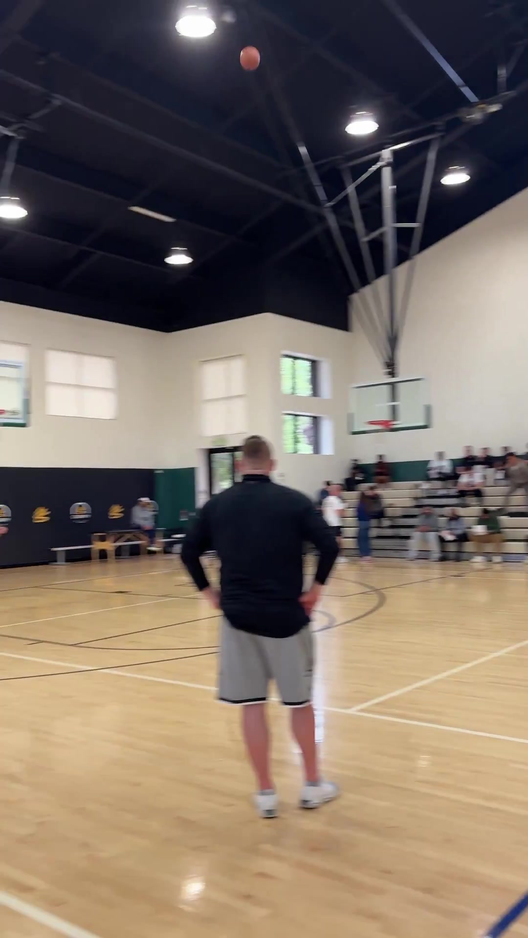 后場超遠(yuǎn)三分抬手就進(jìn)啊庫里這投籃能力實(shí)在太變態(tài)了