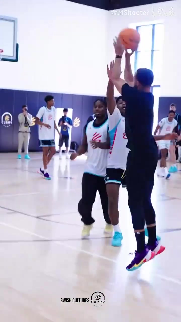 連續(xù)送妙傳庫(kù)里訓(xùn)練營(yíng)和小米切爾各自帶隊(duì)打?qū)官? title=