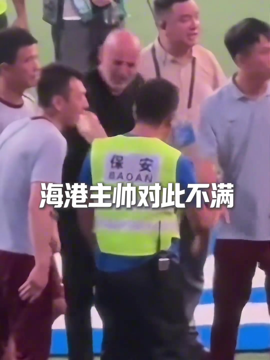 比賽中多名海港球員踩踏申花元素標志后續(xù)女記者勸阻時被打