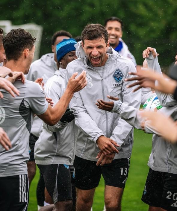 溫哥華白浪隊以傳統(tǒng)儀式迎穆勒