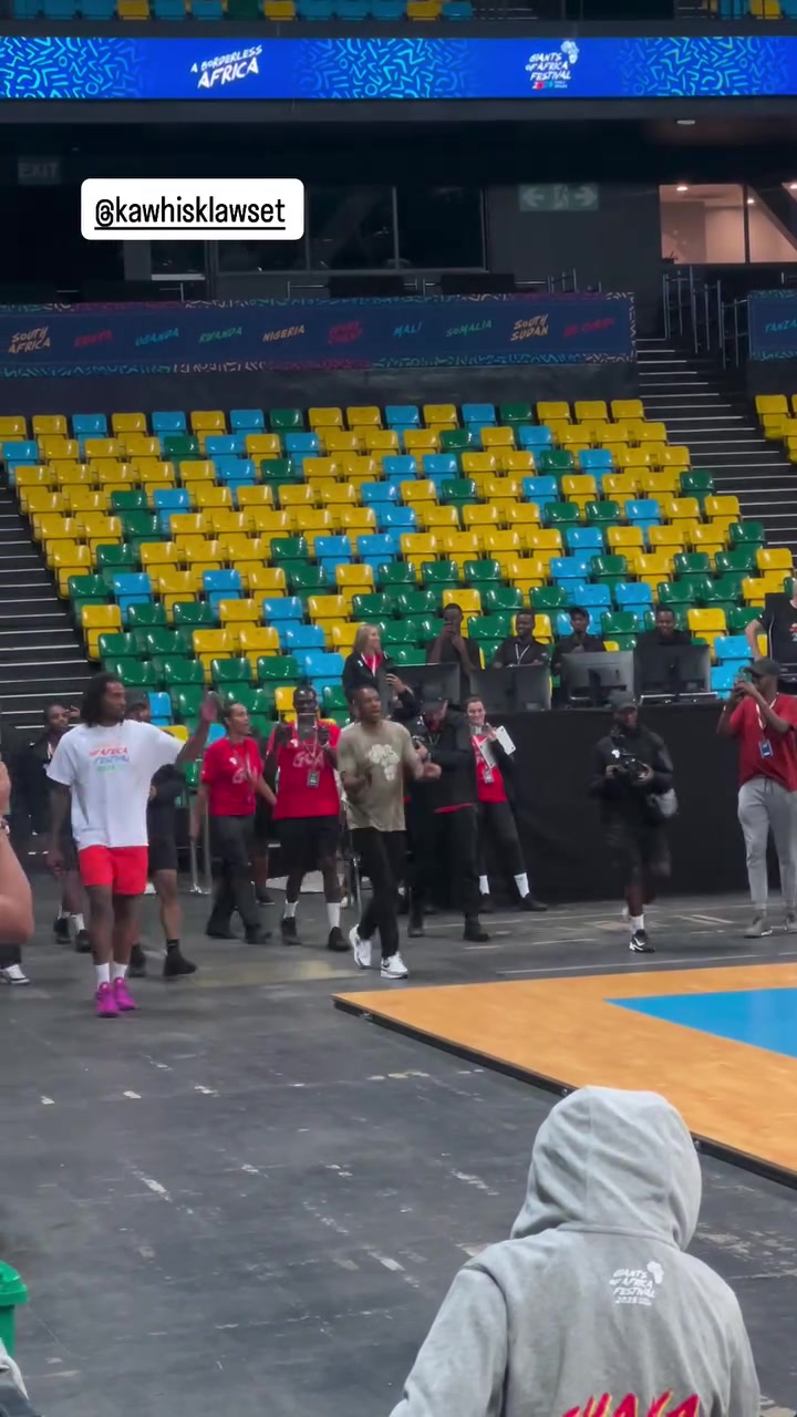 小卡現(xiàn)身非洲參加活動這發(fā)型看起來相當(dāng)狂野啊