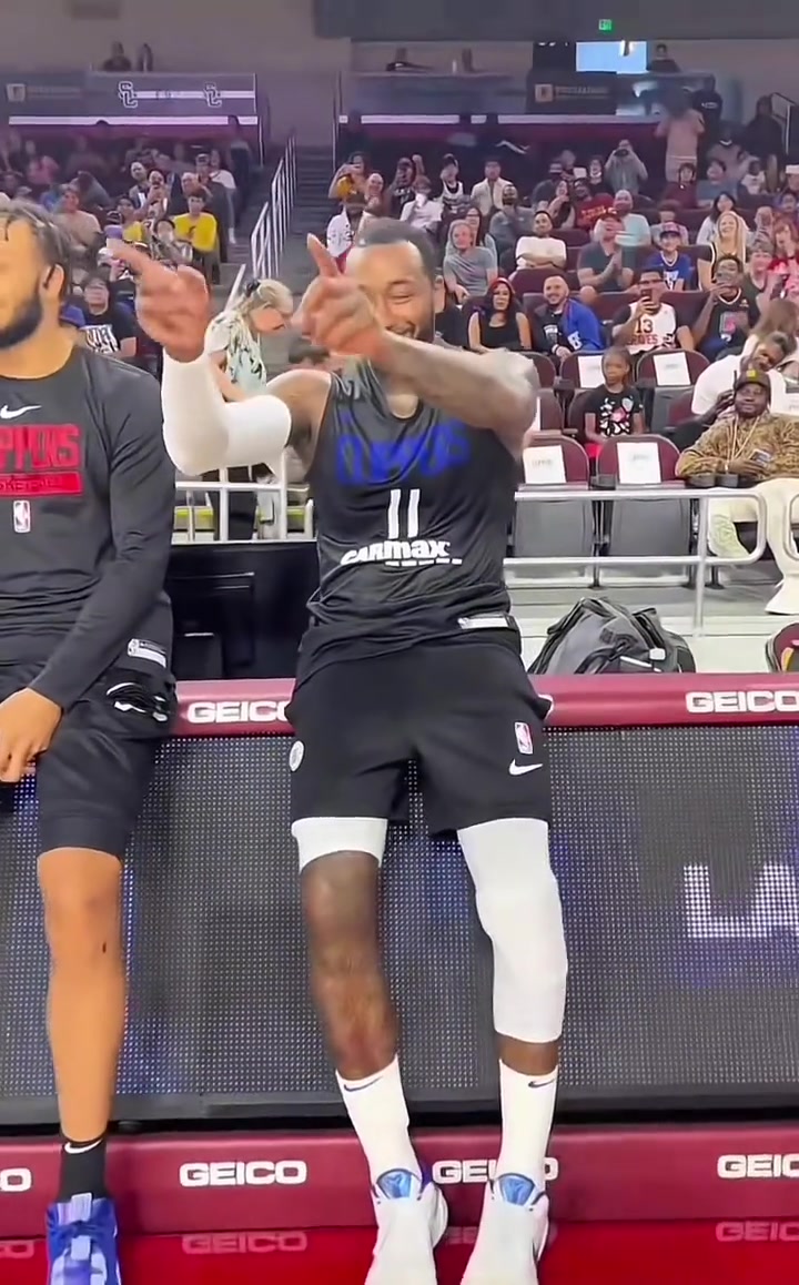 把小卡逗得哈哈大笑東一控有爭議東一搖他當(dāng)之無愧