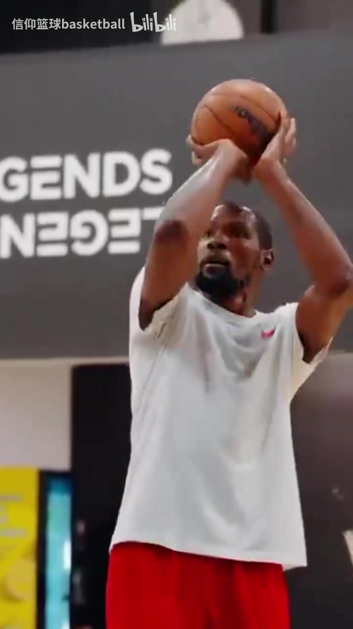 獨樹一幟的風格無論何時看杜蘭特投籃訓練都是一種享受