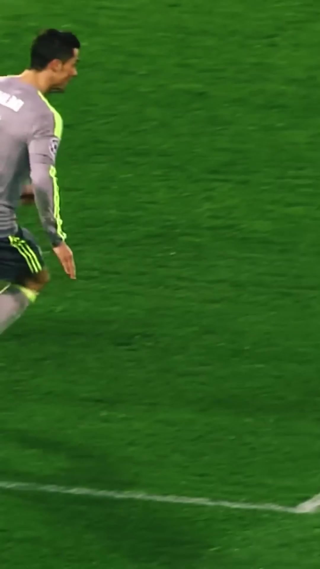 絕妙進(jìn)球C羅腳后跟內(nèi)切完成世界波破門