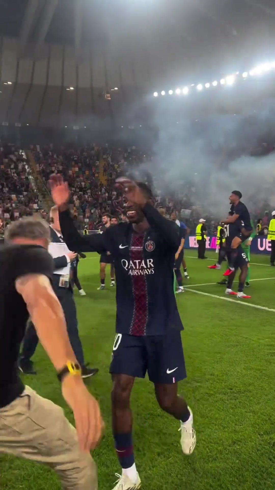 登貝萊當選歐超杯全場最佳球員賽后恩里克將他抱起慶祝