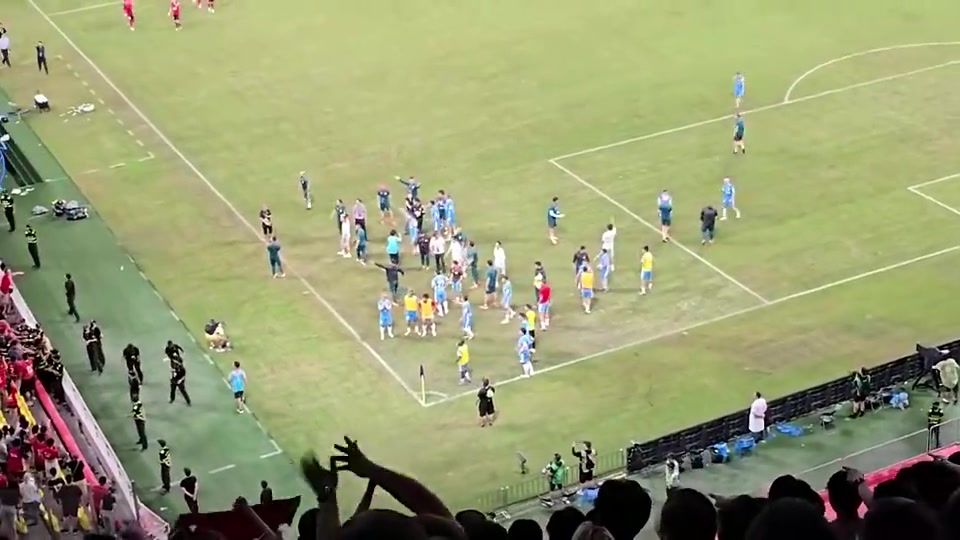 成都vs河南賽后看臺沖突球迷扔水瓶砸中河南隊人員