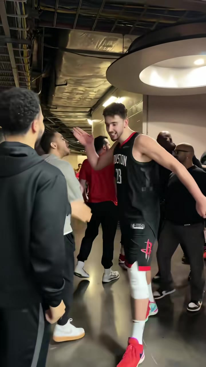 十萬獎(jiǎng)金到手火箭小伙子們從球員通道一路嗨進(jìn)更衣室