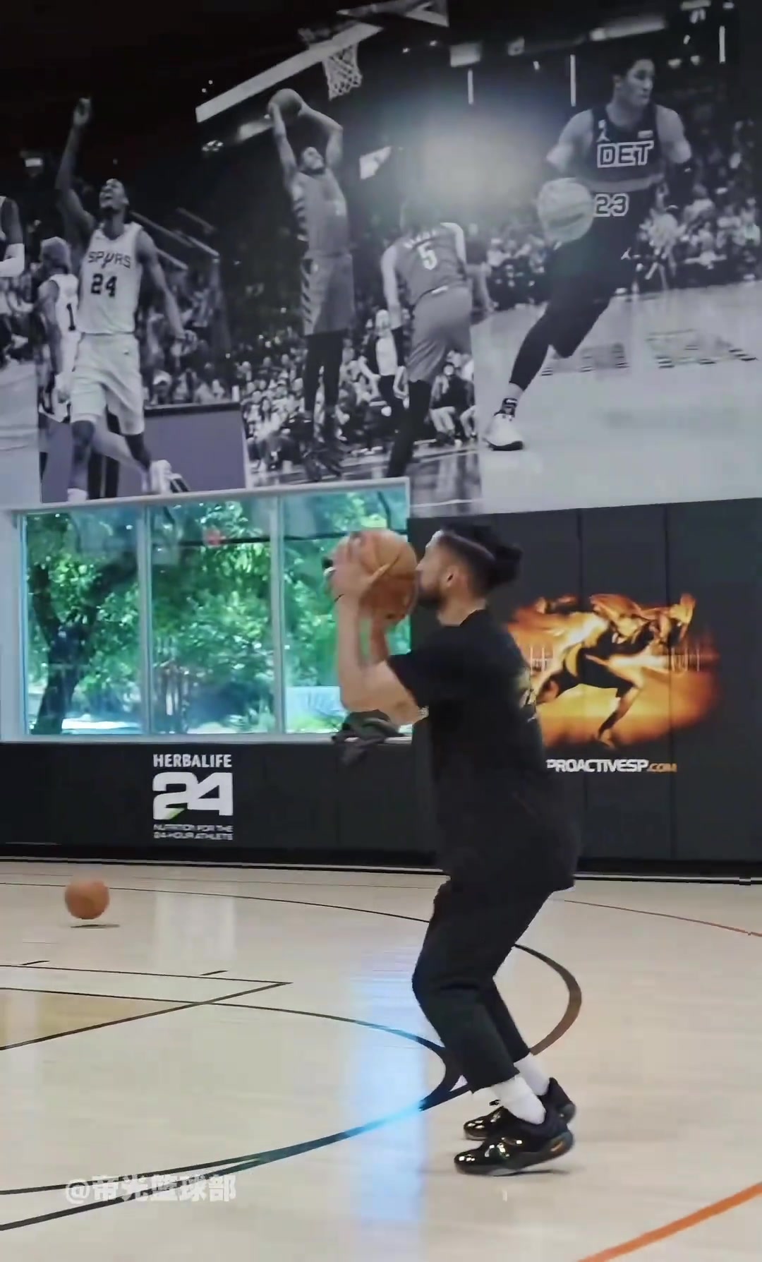 小帥又開始了新的訓練 雙人包夾后傳球