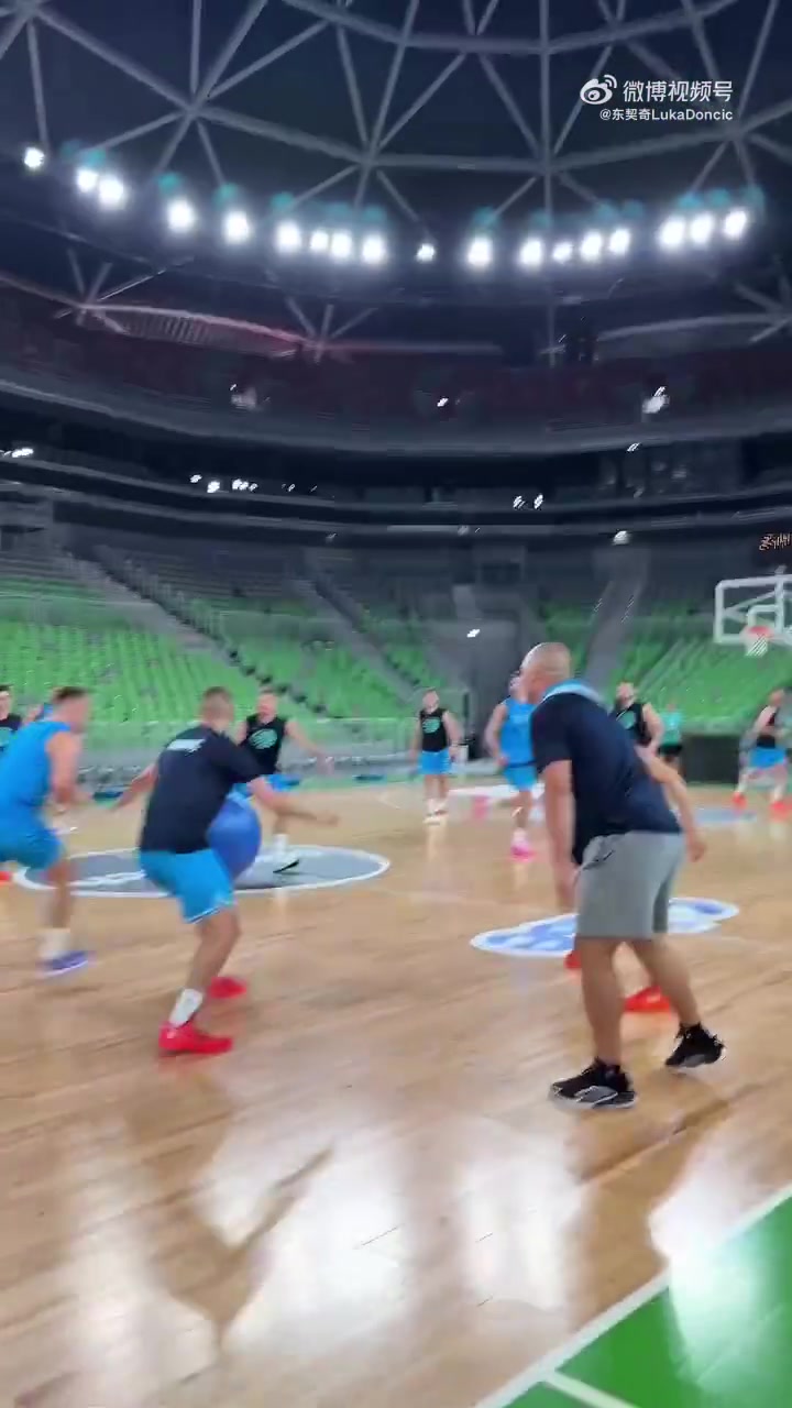 斯洛文尼亞男籃隊內(nèi)玩搶球大戰(zhàn)東契奇膝蓋看上去沒啥大問題