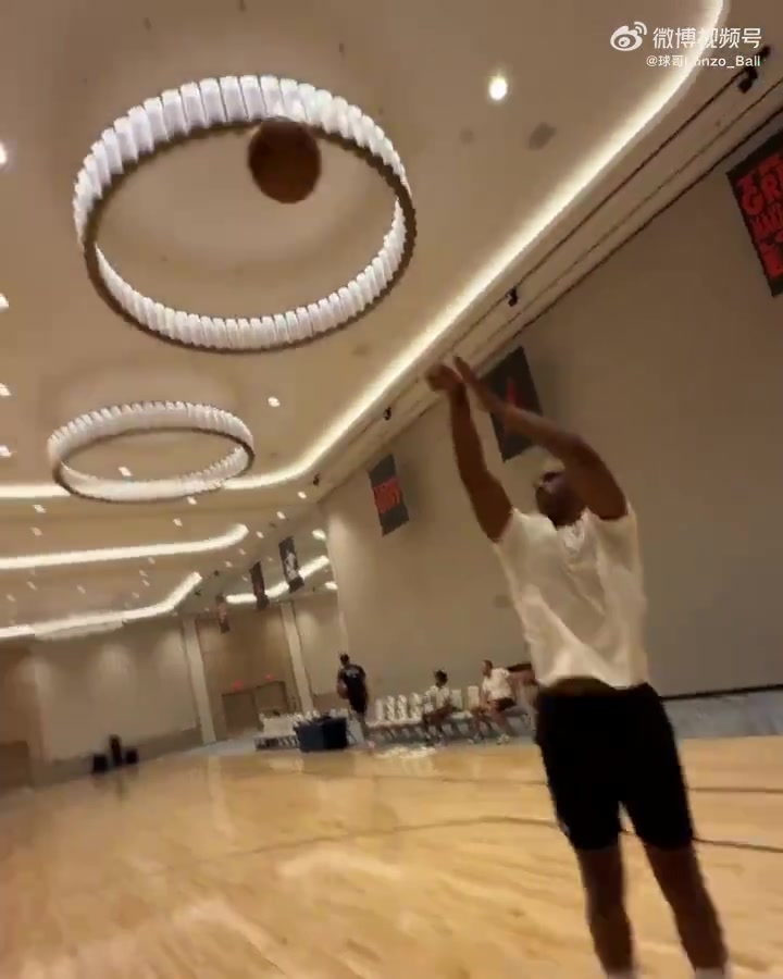 老炮還有多少油保羅在拉斯維加斯精英訓(xùn)練營之前進(jìn)行了晨練