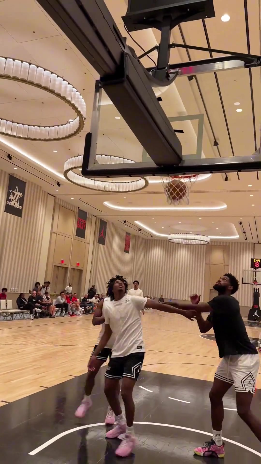 老當(dāng)益壯保羅在訓(xùn)練營的比賽中命中關(guān)鍵跳投