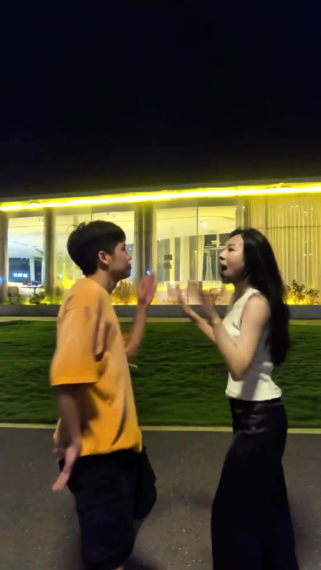 情侶熱舞段劉愚妻子發(fā)布社媒就這樣互毆到八十歲