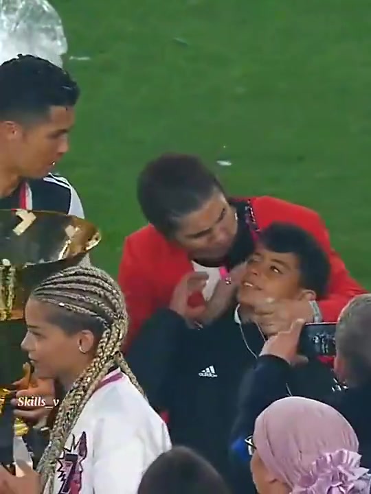 C羅名場面獎杯誤傷迷你羅和喬治娜胸口