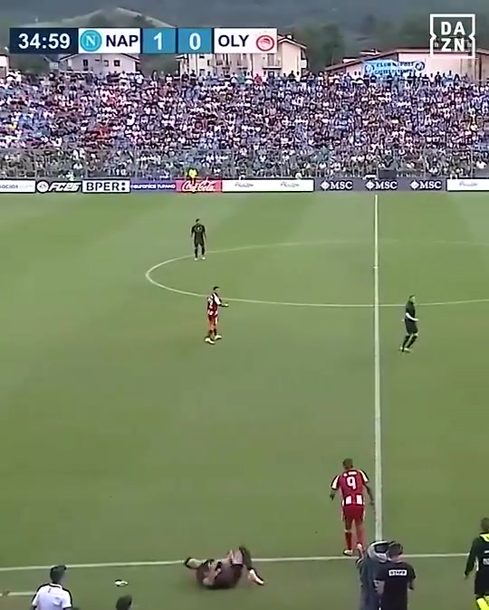 帶頭大哥看到自己球員被放倒孔蒂氣憤沖入球場(chǎng)與對(duì)手發(fā)生沖突