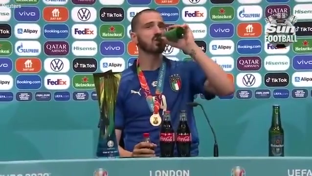 太搞了名場面意大利奪冠博努奇發(fā)布會狂喝啤酒和可樂
