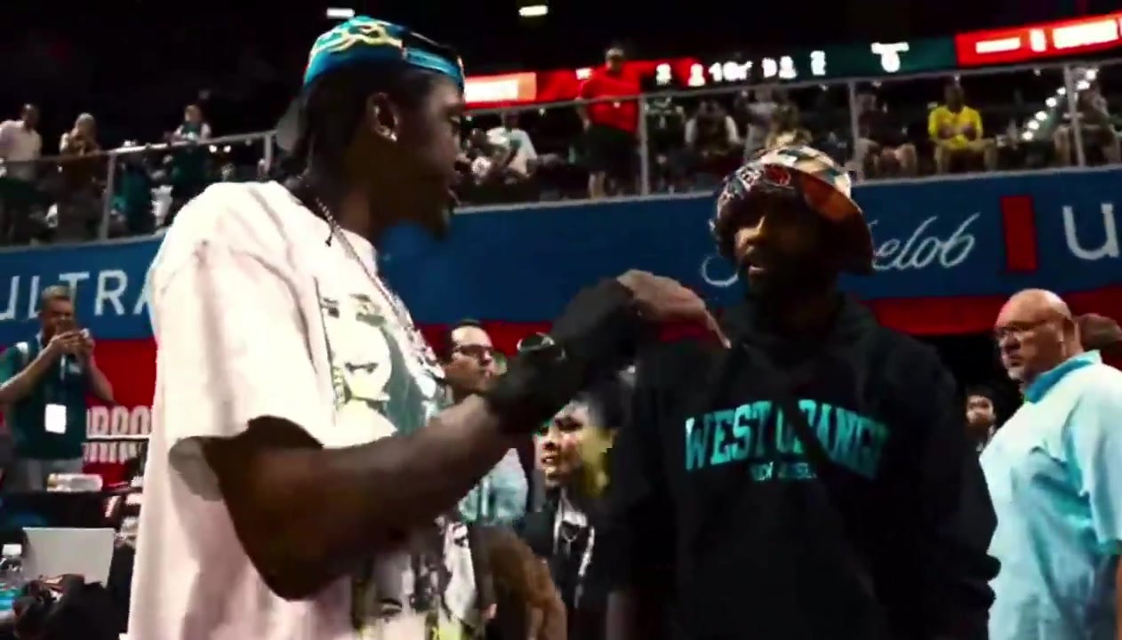 歐文詢問(wèn)杰倫威你一直在處理手腕傷勢(shì)嗎你像個(gè)混蛋一樣反彈了