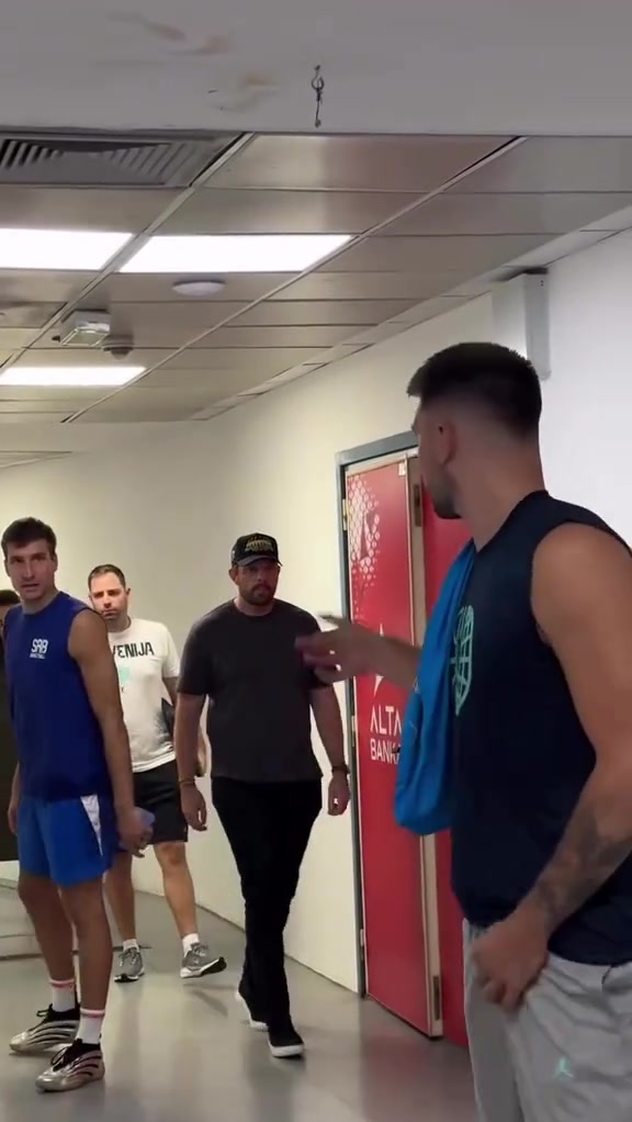 東契奇博格丹球員通道相遇他們聊了什么呢