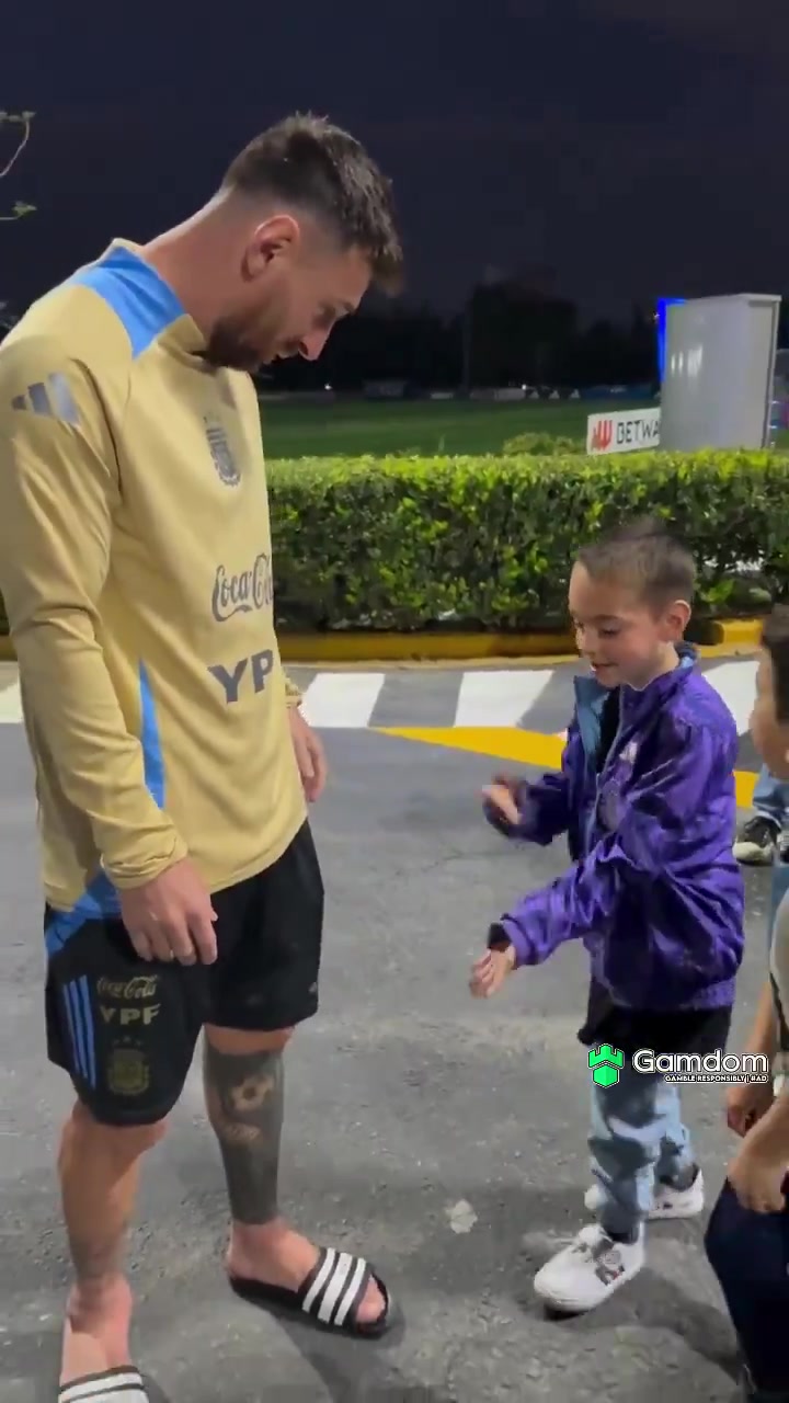 梅西看完震驚了小球迷讓梅西進(jìn)球后做他的慶祝動(dòng)作