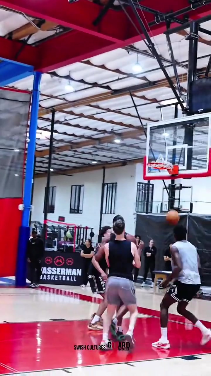 對抗挺激烈啊伊森和克萊以及丁威迪等人一起打野球