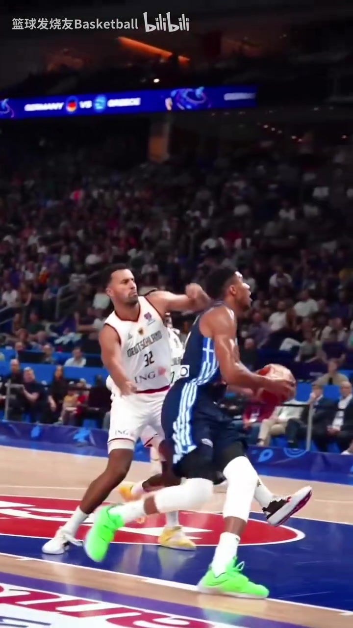 這該怎么防慢鏡頭看字母哥三分線直接合球輕松上籃得手