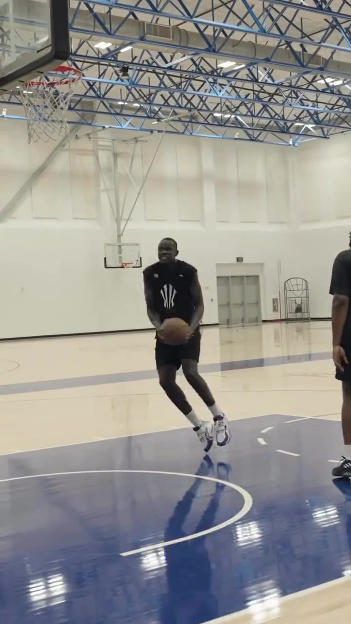 說話的是老詹嗎布朗尼與今年的10號秀馬魯阿奇一起訓(xùn)練