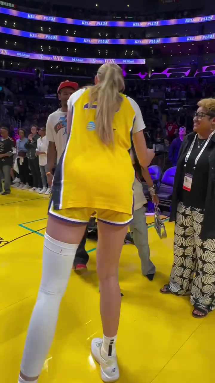 杰倫-格林帶老baby看女籃還和布林克擁抱