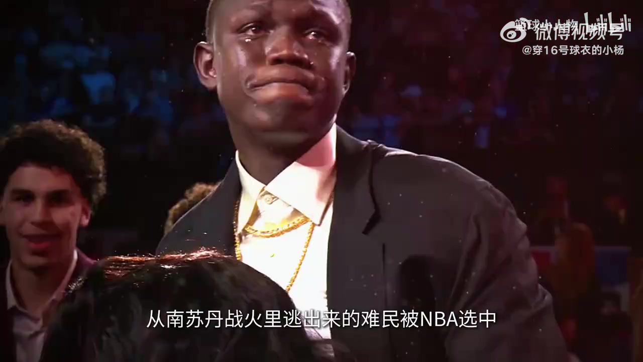 今年最勵(lì)志的新秀楊瀚森當(dāng)選的時(shí)候馬盧阿奇第一時(shí)間上前祝賀