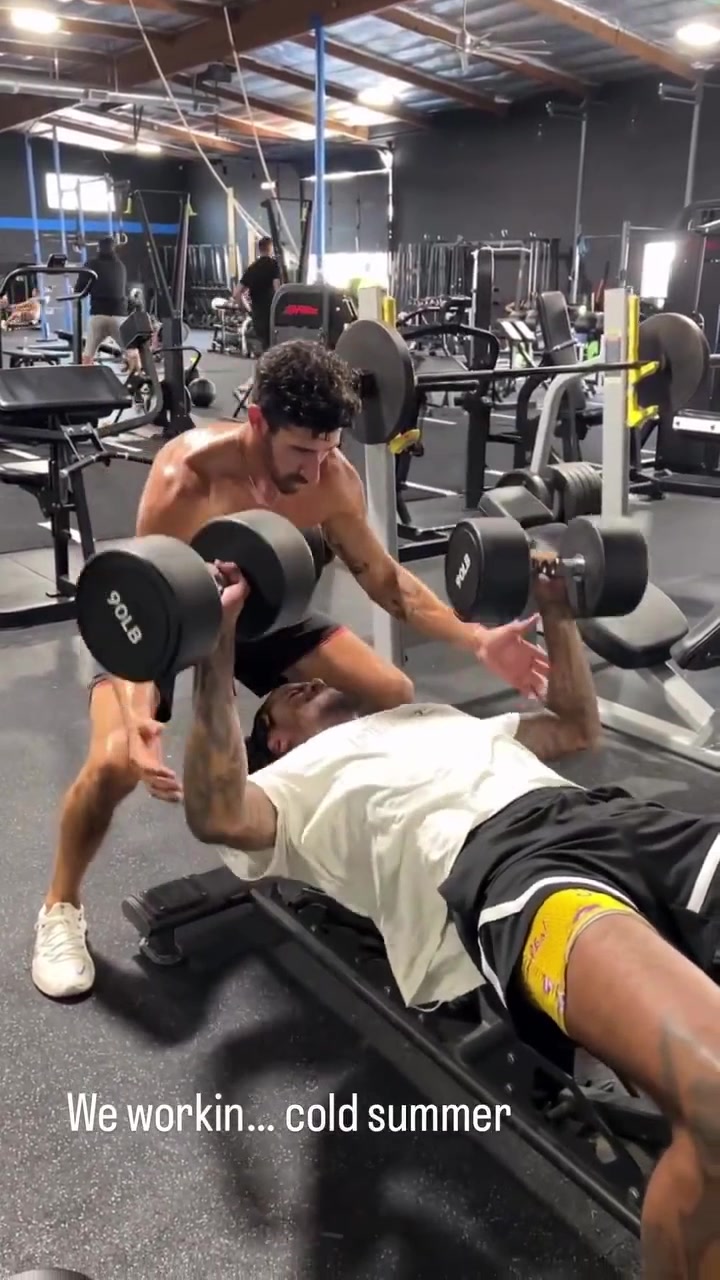 杰倫-格林用90磅啞鈴做啞鈴臥推瘋狂大重量硬拉訓(xùn)練師整個(gè)夏天都在努力
