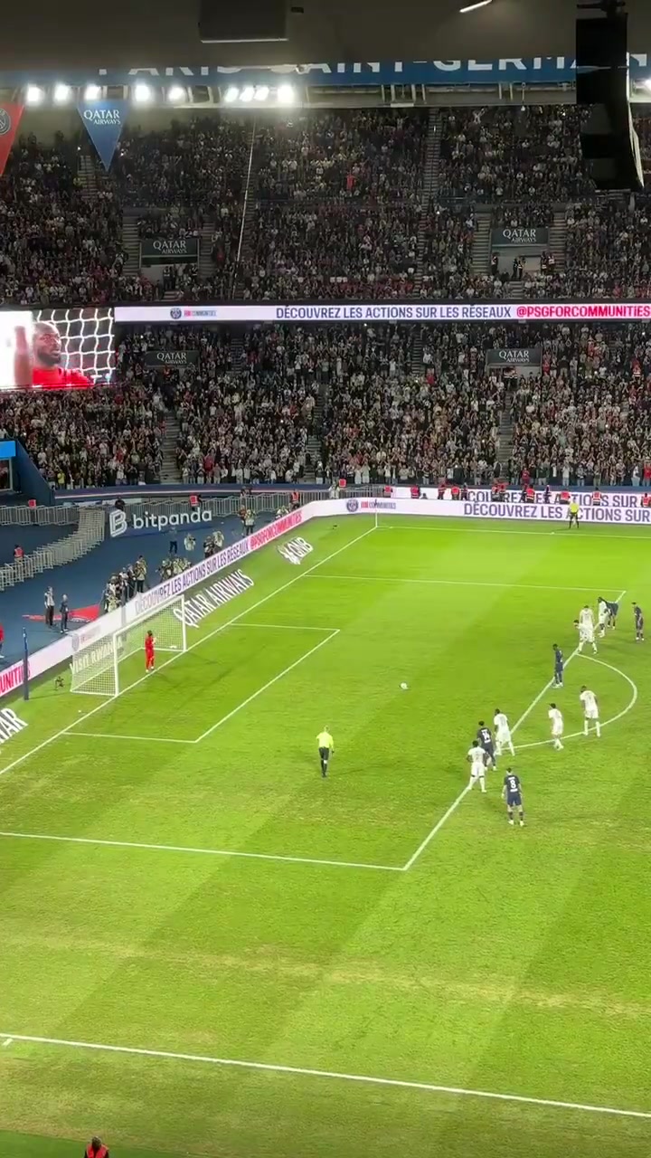 沒關(guān)系現(xiàn)場直拍登貝萊踢飛點(diǎn)球球迷們立刻繼續(xù)吶喊