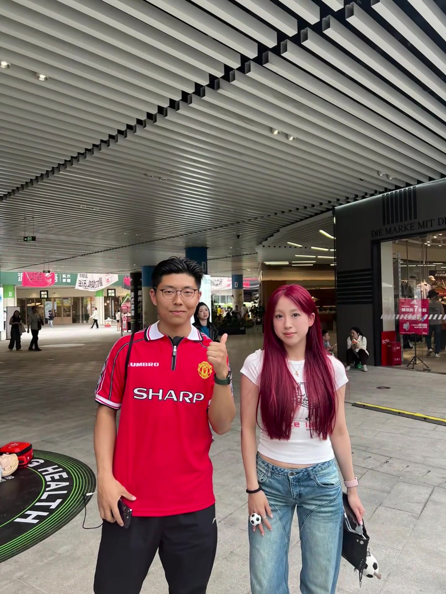 路人和韋世豪老婆合照但這街拍的質(zhì)量是真的一點(diǎn)圖都不修嘛