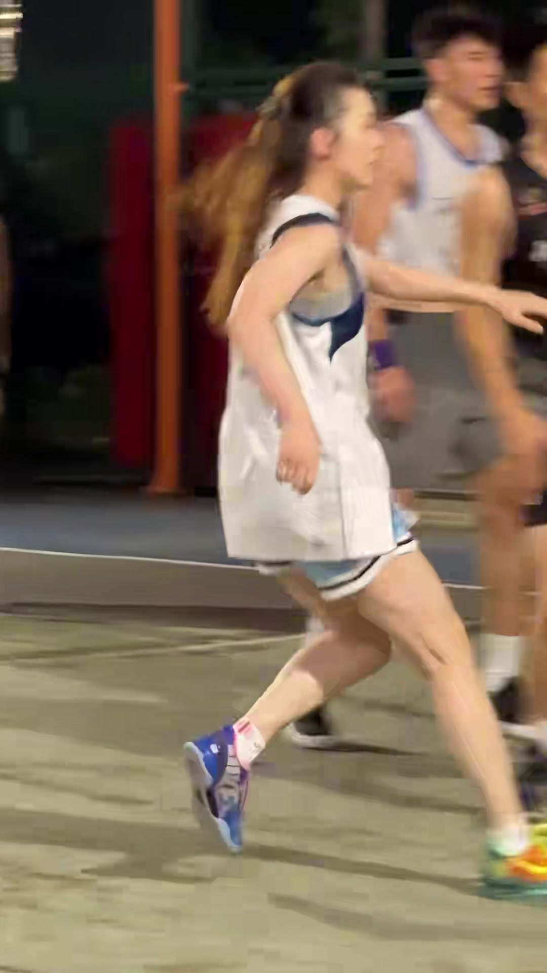 野球場出現(xiàn)女契奇這些男的是真往死里打啊