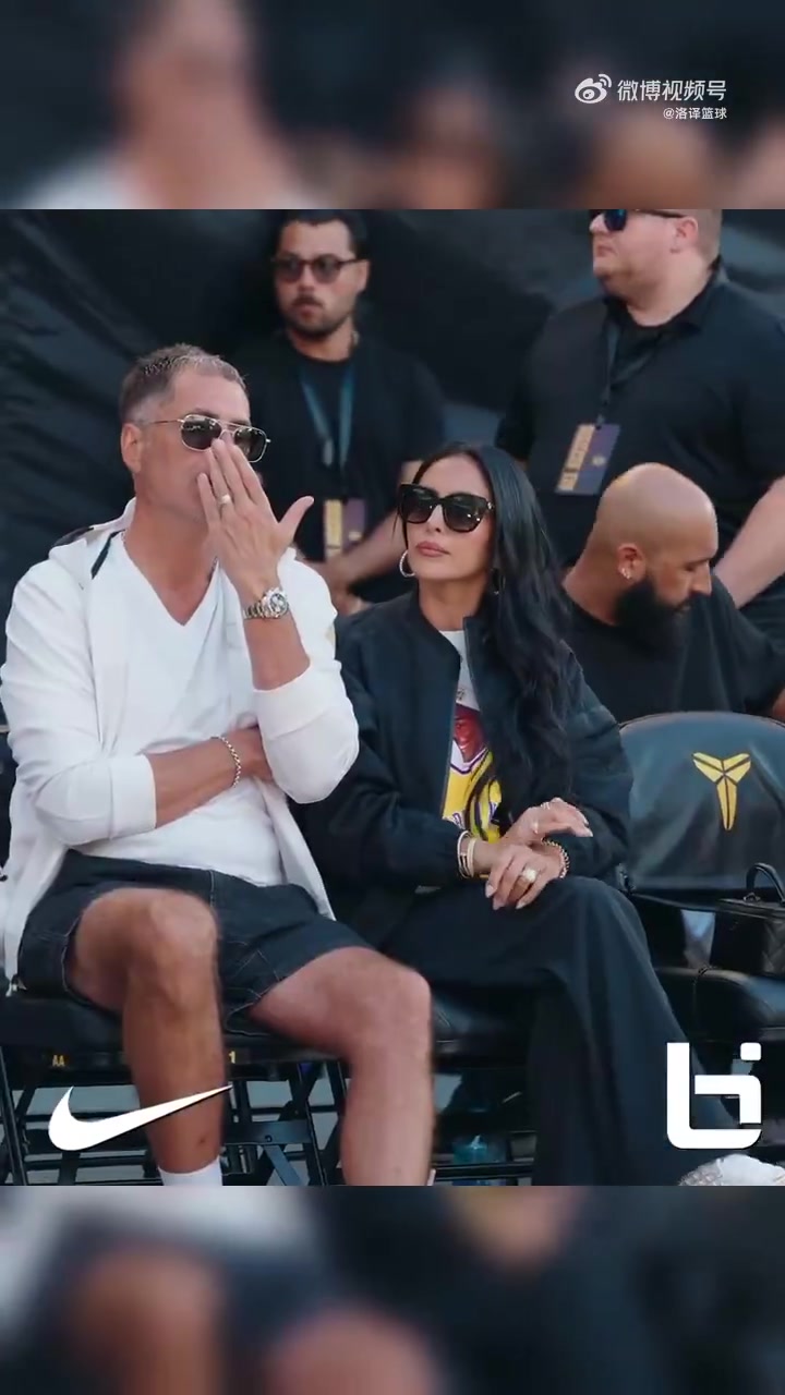 明顯瘦了啊科嫂瓦妮莎與湖人GM佩林卡一起出席曼巴邀請賽