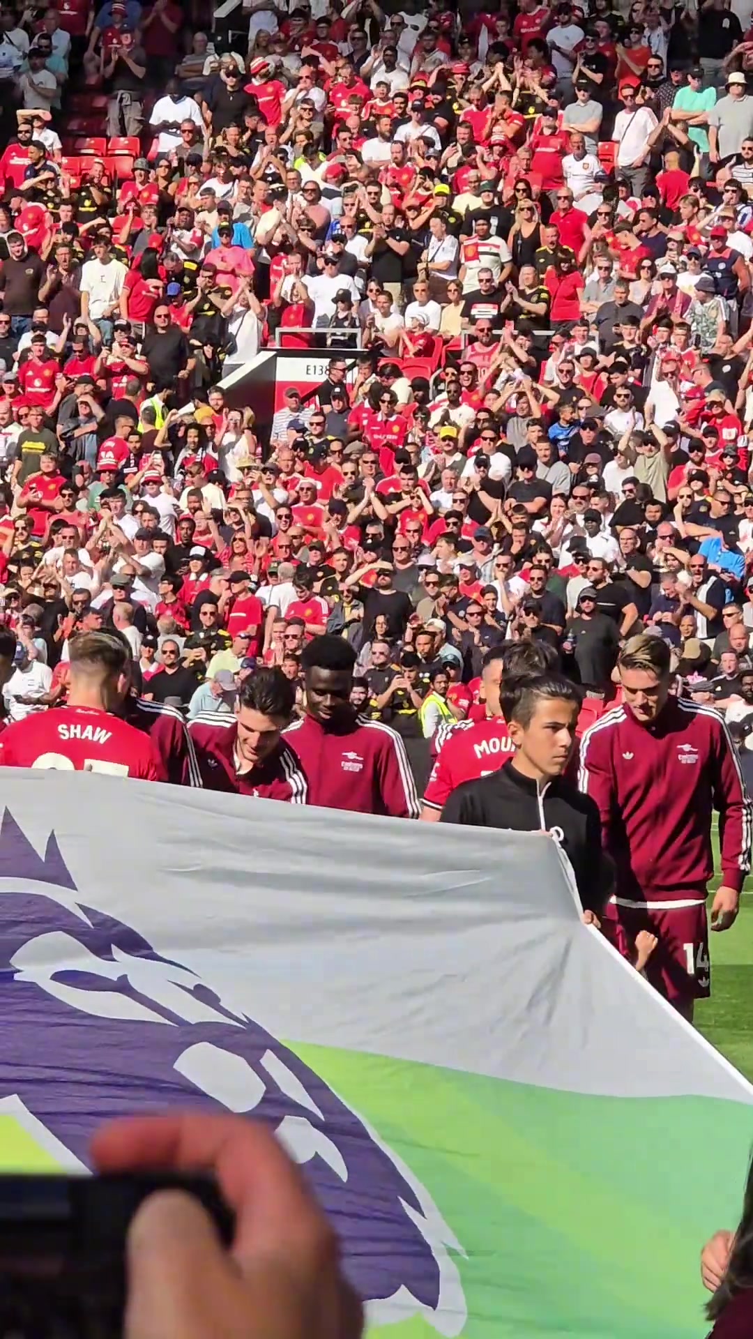 激情四射賴斯對(duì)著芒特拋媚眼甚至對(duì)著接下來每一個(gè)人都拋媚眼