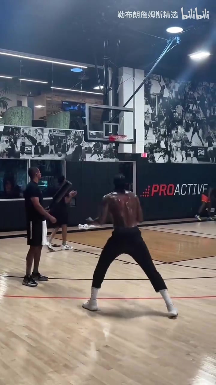 滿身大汗杰倫格林三分練得酣暢淋漓