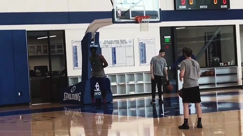 不談季后賽表現(xiàn)恩比德的技術(shù)動作算得上內(nèi)線天花板了