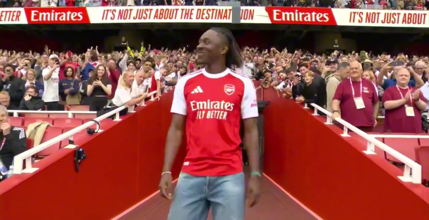 當(dāng)時(shí)光的列車緩緩駛過酋長(zhǎng)球場(chǎng)27歲的埃澤站在球場(chǎng)中央......