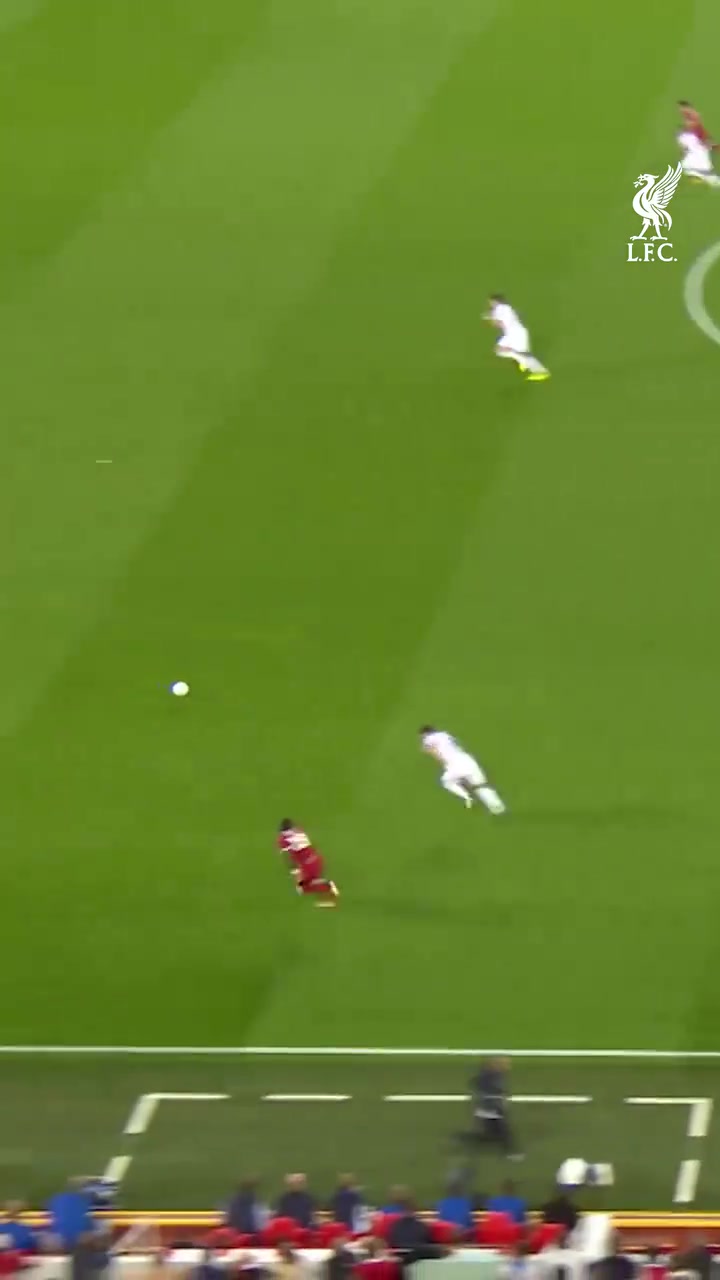 防守反擊中的教科書利物浦這次經(jīng)典反擊真的百看不厭