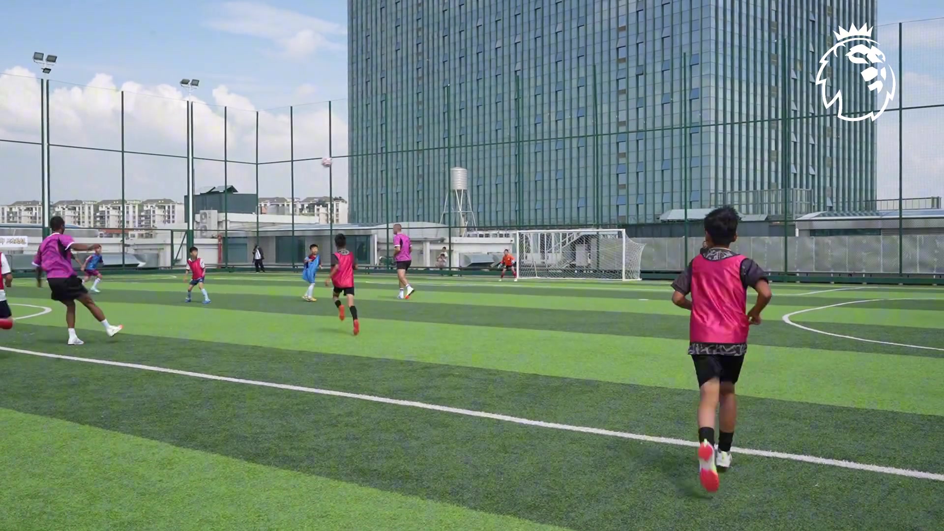 前英超球星現(xiàn)身昆明野球場(chǎng)面對(duì)小學(xué)生重拳出擊